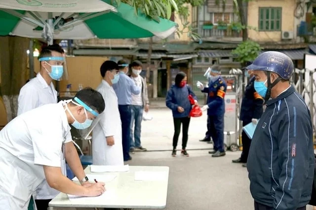 Bệnh viện Hữu nghị Việt Đức khám, sàng lọc người bệnh trước khi vào viện.