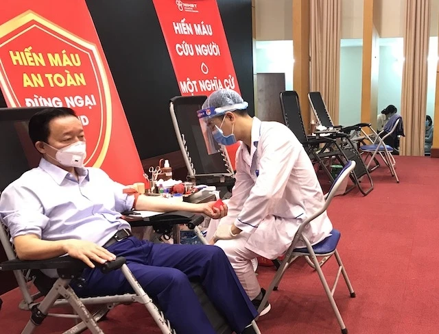 Bộ trưởng TN và MT Trần Hồng Hà tham gia hiến máu tại Chương trình
