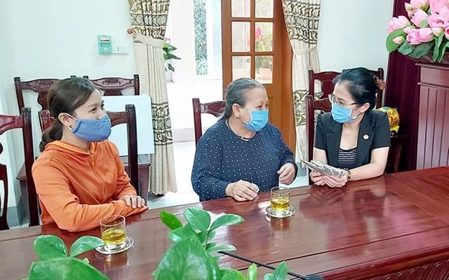 Cụ bà Vương Thị Châu ủng hộ tiền tại MTTQ tỉnh Nghệ An. Ảnh: Ðiền Bắc