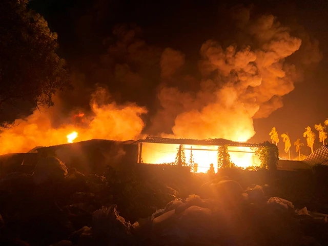 Đám cháy bùng phát dữ dội tại Cơ sở sản xuất sắt, nhựa và gỗ Thiện Tín.