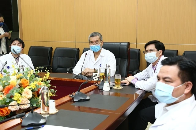 Các chuyên gia đầu ngành của BV Hữu nghị Việt Đức hội chẩn trực tuyến cấp cứu cho bệnh nhân. 
