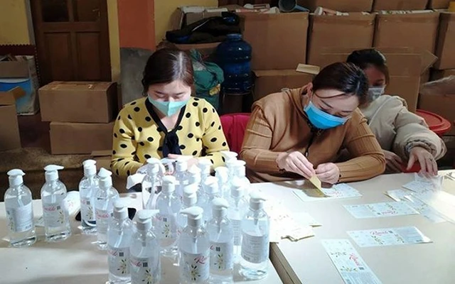 Lực lượng chức năng tỉnh Thái Bình kiểm tra, thu giữ hàng nghìn chai nước rửa tay sát khuẩn giả do Công ty Thiên Y Việt sản xuất.