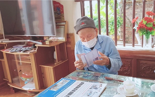 Cụ Khổng Duy Canh, 104 tuổi, đã mang ba triệu đồng tiền tiết kiệm của mình đến UBND xã Lũng Hòa (Vĩnh Phúc) để ủng hộ chống dịch Covid-19.