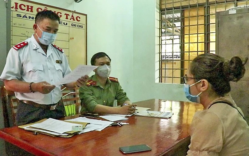Lực lượng chức năng tỉnh Quảng Ngãi xử phạt đối tượng đăng bài viết trên trang Facebook cá nhân rao bán thuốc kháng sinh phòng, chống dịch Covid-19. Ảnh: PHẠM ANH