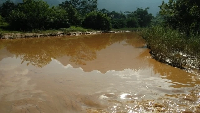 Sông Thần Sa bị ô nhiễm nặng nề bởi bùn đỏ.