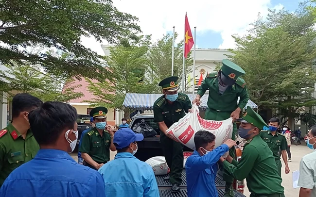 Cán bộ, chiến sĩ Đồn Biên phòng Phước Diêm trao quà hỗ trợ người dân thôn Văn Lâm 3, xã Phước Nam, huyện Thuận Nam khi thực hiện cách ly y tế.