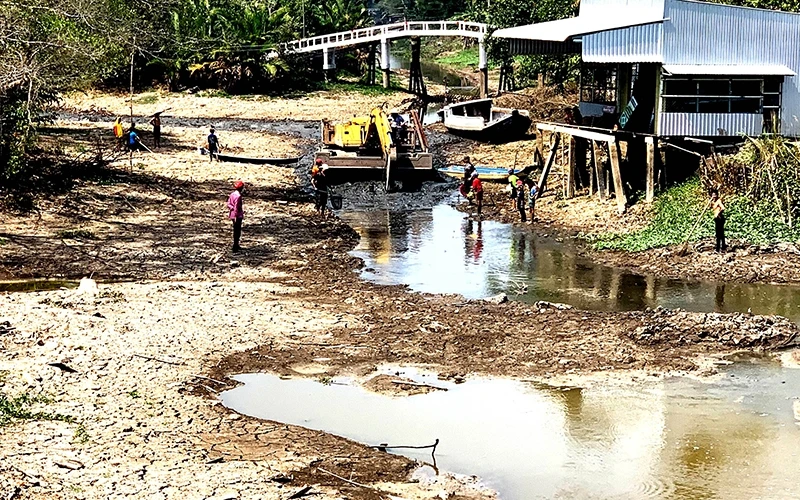 Kênh, rạch vùng ngọt hóa của tỉnh Cà Mau cạn trơ đáy do hạn hán và xâm nhập mặn. Ảnh: QUỐC TRUNG