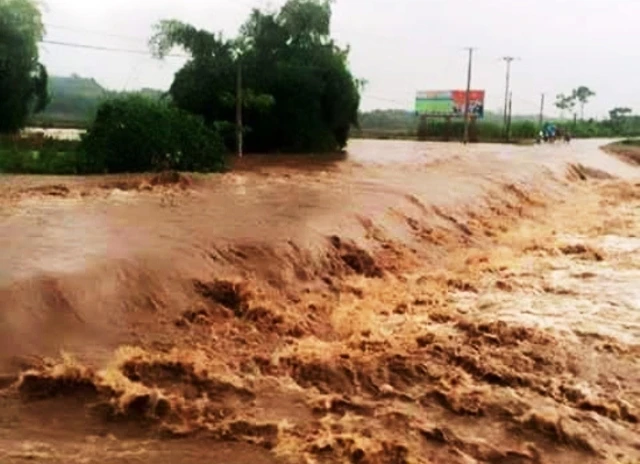 Mưa lớn gây ngập úng, làm ách tắc giao thông trên tuyến tỉnh lộ 151 ở huyện Văn Bàn (Lào Cai).