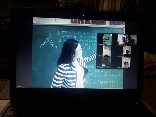 Mặc dù chưa được nhận lương nhưng giáo viên Trường THPT dân lập Nguyễn Trường Tộ ở TP Vinh vẫn miệt mài dạy trực tuyến cho học sinh.