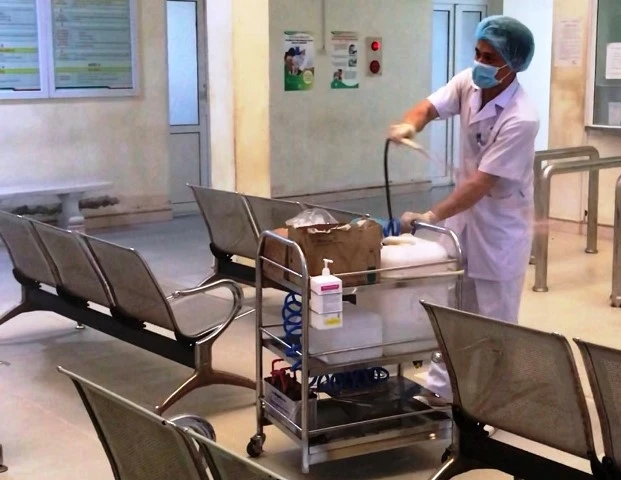 Chiếc xe phun khử khuẩn cải tiến do anh Lê Văn Tấn thực hiện, tại Bệnh viện đa khoa Lào Cai.