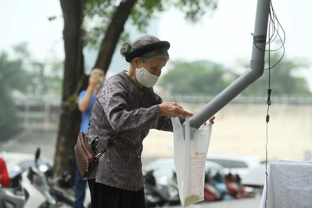 “ATM gạo” đến với người nghèo Thủ đô Hà Nội. (Ảnh: DUY LINH)