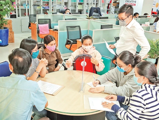 Học sinh nộp hồ sơ xét tuyển bằng phương thức học bạ tại Trường ĐH Công nghệ TP Hồ Chí Minh.