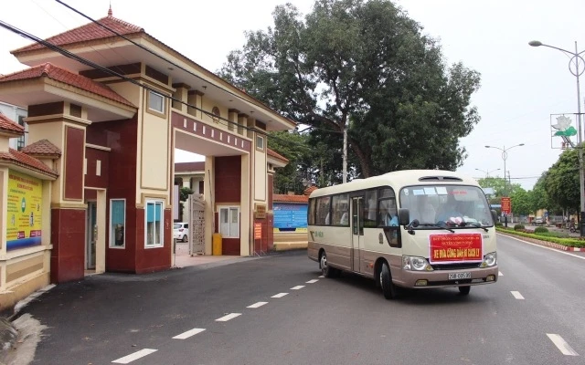 Xe vận chuyển công dân huyện Vĩnh Tường tới khu cách ly tập trung.