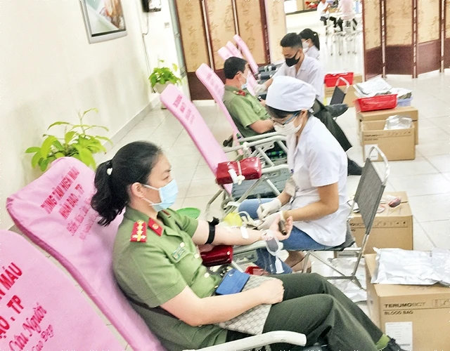 Nhiều người hiến máu tình nguyện tại cơ quan Công an TP Hồ Chí Minh vào sáng 9-4.