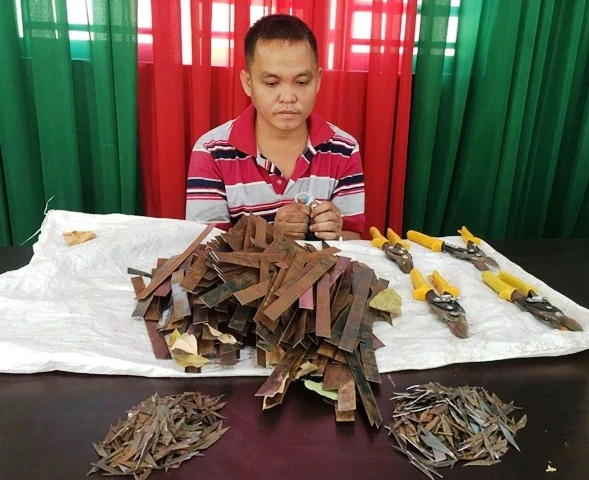 Đối tượng Phạm Bá Quang cùng tang vật.