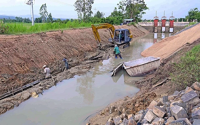 Cải tạo kênh mương thủy lợi phòng chống hạn tại huyện Phú Hòa (Phú Yên). Ảnh: VŨ SINH