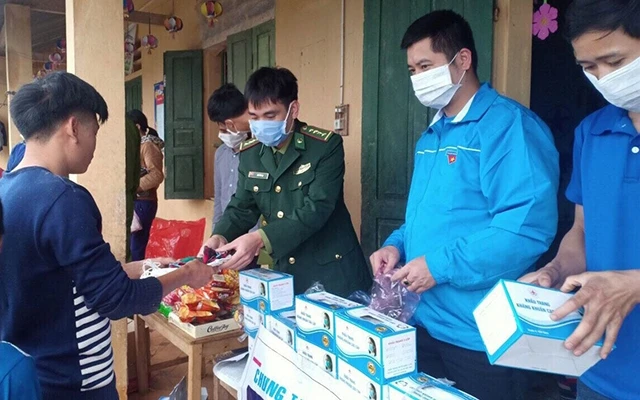 Đồn Biên phòng Xín Cái (Hà Giang) phối hợp các ban, ngành, đoàn thể tặng khẩu trang y tế cho người dân. Ảnh: Khánh Toàn