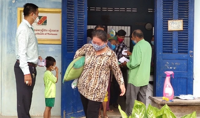 Bà con Việt kiều xã Svay Rolum nhận quà cứu trợ, sáng 16-4.