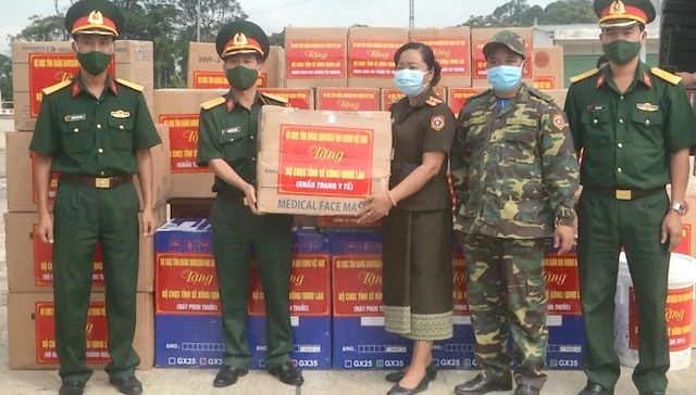 Bộ Chỉ huy Quân sự tỉnh Quảng Nam tặng khẩu trang y tế cho Bộ Chỉ huy Quân sự tỉnh Sê Kông (Lào)