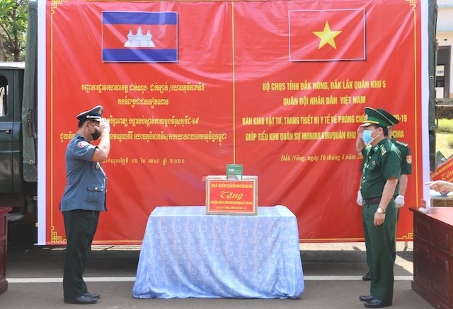 Bộ chỉ huy Bộ đội Biên phòng tỉnh Đắk Nông trao tặng vật tư, trang thiết bị y tế phòng chống dịch Covid-19 cho tỉnh Mondulkiri, Vương quốc Campuchia.