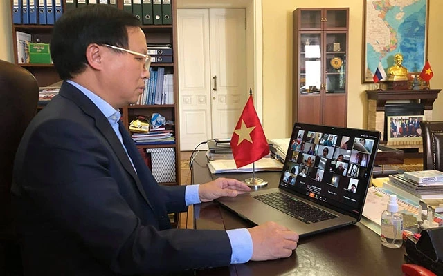 Đại sứ Việt Nam tại LB Nga Ngô Đức Mạnh tham gia buổi tư vấn trực tuyến.