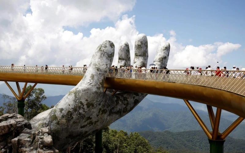 Cầu Vàng trên mây ở Bà Nà Hills (Đà Nẵng). (Ảnh: Reuters)