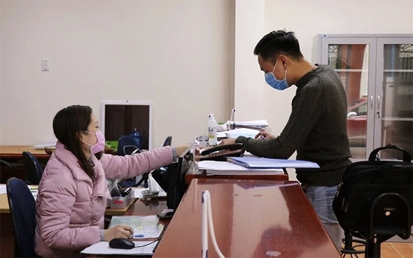 Giao dịch ở bộ phận “Một cửa” trong thời gian dịch bệnh Covid-19 tại Bảo hiểm xã hội Bắc Kạn (Ảnh minh họa: Bảo hiểm xã hội Việt Nam).