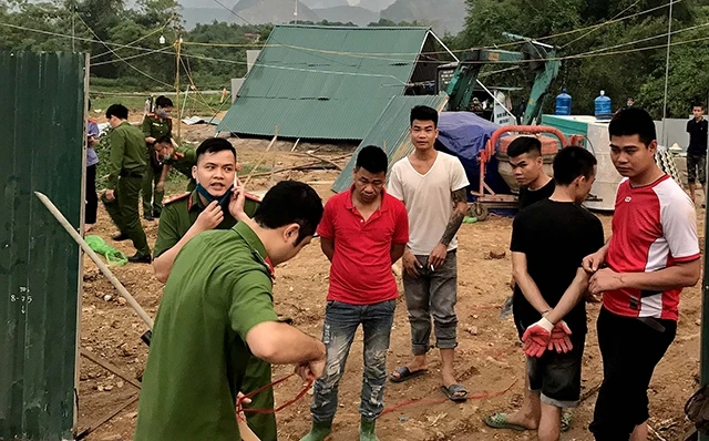 Công an huyện Lương Sơn đã phong tỏa hiện trường để làm rõ vụ việc.