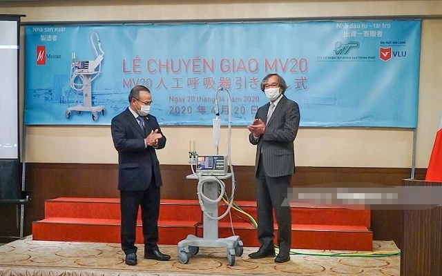 Ông Trần Ngọc Phúc bàn giao những máy thở MV20 đầu tiên cho đại diện Đại sứ quán Việt Nam tại Nhật Bản. (Ảnh: Saostar.vn)