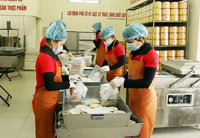 Doanh số bán hàng của nhiều cơ sở kinh doanh ở Hà Tĩnh tăng trưởng sau khi tham gia chương trình OCOP. Trong ảnh: Sản xuất kẹo cu đơ Phong Nga ở xã Thạch Đài, huyện Thạch Hà.