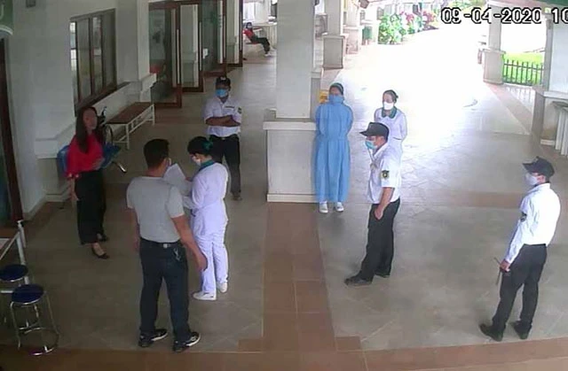 Ông Hùng và bà A tại khu vực cấp cứu Bệnh viện Hoàn Mỹ Đà Lạt. (Ảnh từ camera an ninh của bệnh viện ghi lại ngày 9-4)