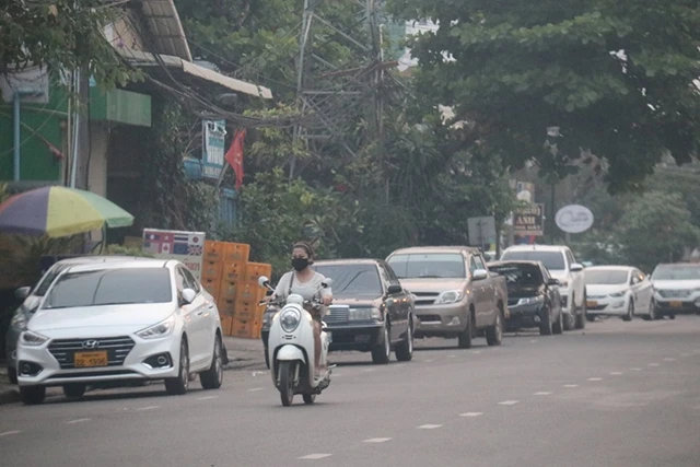 Lào tiếp tục áp dụng các biện pháp hạn chế đi lại đến ngày 3-5. Trong ảnh, nhiều phương tiện tư nhân tại Lào dừng hoạt động từ đầu tháng 4 đến nay.