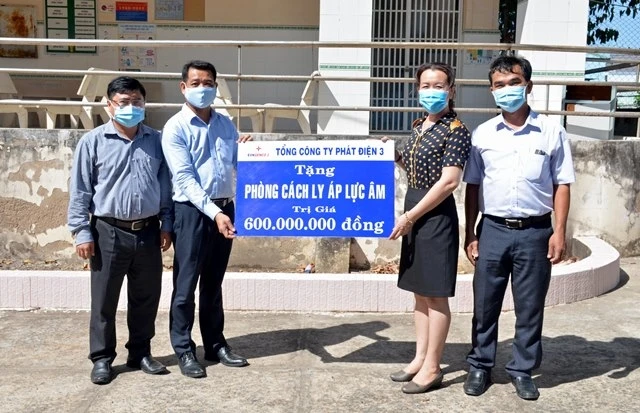 Đại diện Tổng công ty Phát điện 3 (bên trái hình) trao tặng Bệnh viện đa khoa tỉnh Bình Thuận phòng cách ly áp lực âm.