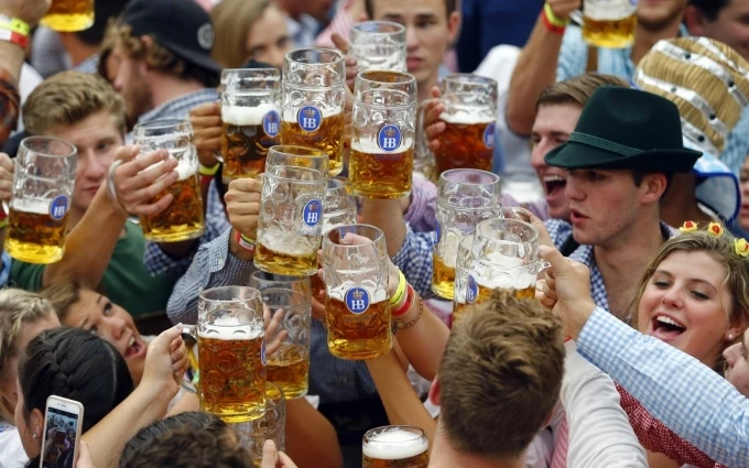 Lễ hội bia Oktoberfest (Đức) thu hút hàng nghìn người tham dự mỗi ngày. (Ảnh: Matthias Schräder/AP)