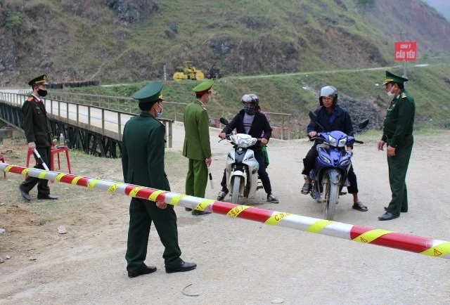 Lực lượng chức năng huyện Mèo Vạc (Hà Giang) chốt chặn tuyến đường dẫn lên biên giới.