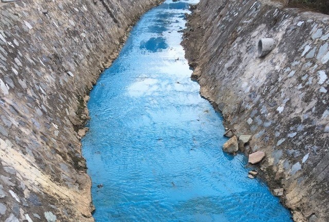 Hãy đến và ngắm nhìn nước suối đổi màu xanh trong hình ảnh nhé. Khung cảnh tuyệt đẹp sẽ khiến bạn cảm thấy như lạc vào một thế giới thần tiên.