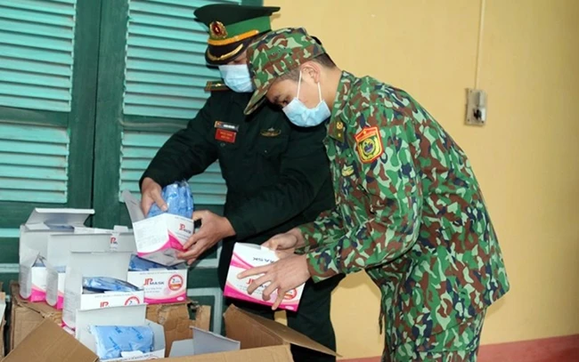 Cán bộ, chiến sĩ Đồn Biên phòng Bảo Lâm (BĐBP tỉnh Lạng Sơn) kiểm đếm số khẩu trang không rõ nguồn gốc vừa tạm giữ. Ảnh: ĐỨC SƠN