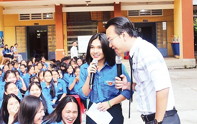 Tiến sĩ Đào Lê Hòa An trong một chương trình tư vấn tâm lý cho học sinh.
