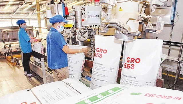 Dây chuyền sản xuất thức ăn chăn nuôi tại Công ty cổ phần CP Việt Nam. Ảnh: DANH LAM