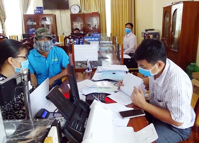 Bộ phận một cửa huyện Năm Căn, tỉnh Cà Mau tiếp nhận những hồ sơ, thủ tục hành chính chưa được thực hiện trực tuyến. Ảnh: TRÚC ĐÀO