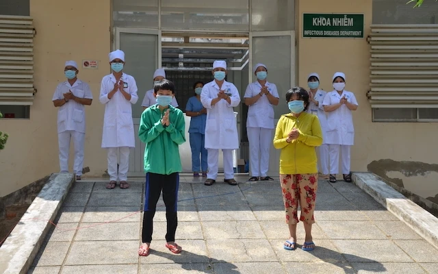 Bệnh nhân 36 (áo vàng) được công bố khỏi bệnh và ra viện ngày 10-4-2020 đã tái dương tính Covid-19 khi gần hết thời gian thực hiện cách ly tại cơ sở điều trị Covid-19, Bệnh viện YDHCT-PHCN Bình Thuận.