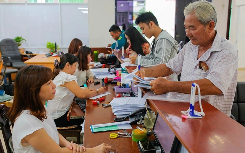  Người lao động tìm hiểu chính sách bảo hiểm xã hội, bảo hiểm thất nghiệp tại Cơ quan BHXH TP Hồ Chí Minh (Ảnh chụp trước thời điểm dịch Covid-19 diễn ra).