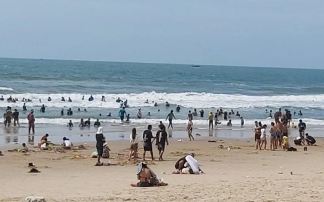 Nhiều du khách cố tình vi phạm quy định cấm tắm biển tại Vũng Tàu