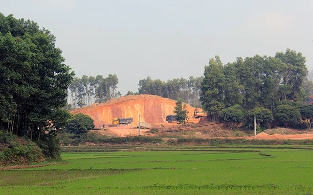  Khai thác đất trái phép làm vật liệu san lấp ở thị trấn Hương Sơn, huyện Phú Bình.