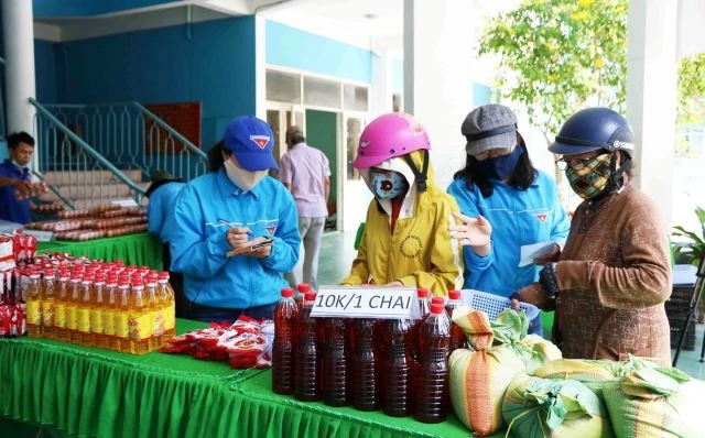 Đoàn viên thanh niên Tỉnh đoàn Ninh Thuận hướng dẫn người nghèo lựa chọn sản phẩm tại siêu thị 0 đồng.