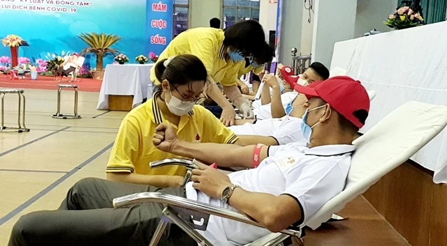 Đoàn viên thanh niên ngành Than hăng hái tham gia hiến máu.