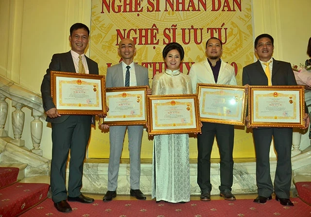 Các nghệ sĩ Nhà hát múa rối Thăng Long nhận danh hiệu NSƯT.