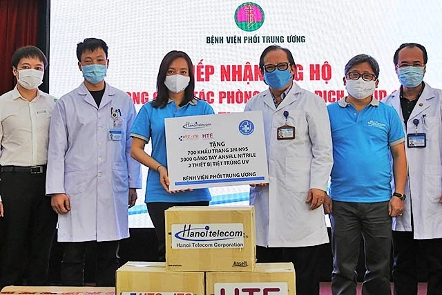 Đoàn công tác của Hội Thầy thuốc trẻ Việt Nam trao tặng các thiết bị bảo hộ y tế tại Bệnh viện Phổi T.Ư.