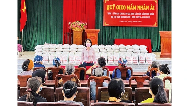 Nhà giáo Thúy Hường thay mặt Quỹ "Gieo mầm nhân ái" tặng gạo các gia đình có hoàn cảnh khó khăn tại thị trấn Hương Canh (huyện Bình Xuyên, tỉnh Vĩnh Phúc). 