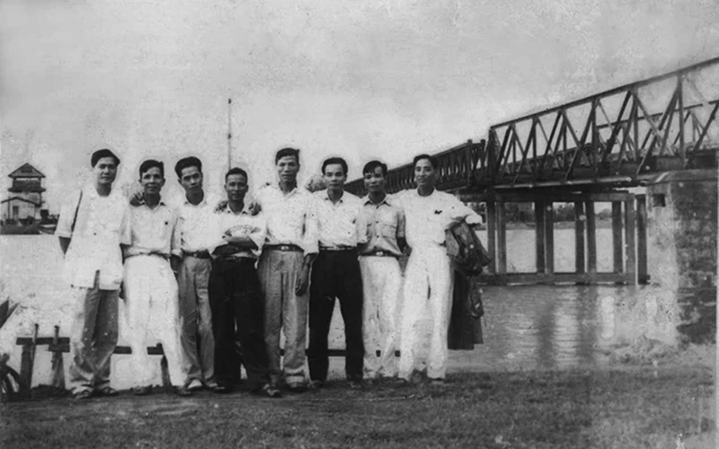 Cầu Hiền Lương năm 1967, trước khi bị bom Mỹ đánh sập - Ảnh tư liệu của gia đình Đại tá Vĩnh Thành, Phó Giám đốc Công an Quảng Trị (người đứng thứ ba, từ bên phải sang).